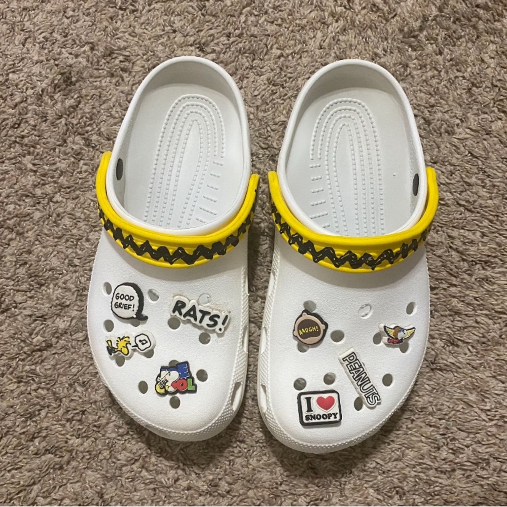 Peanuts crocs women’s size 10 and men’s size 8